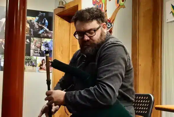 Abraham Cupeiro tocando la gaita