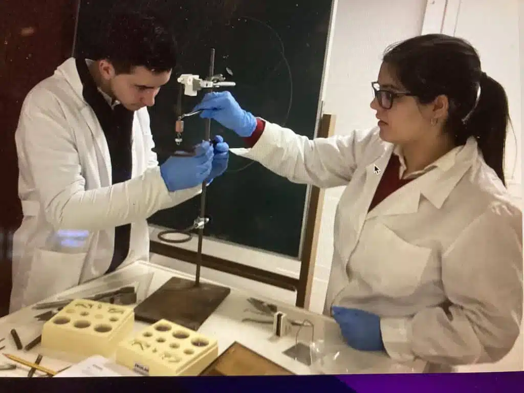 Dos alumnos en el laboratorio del colegio.