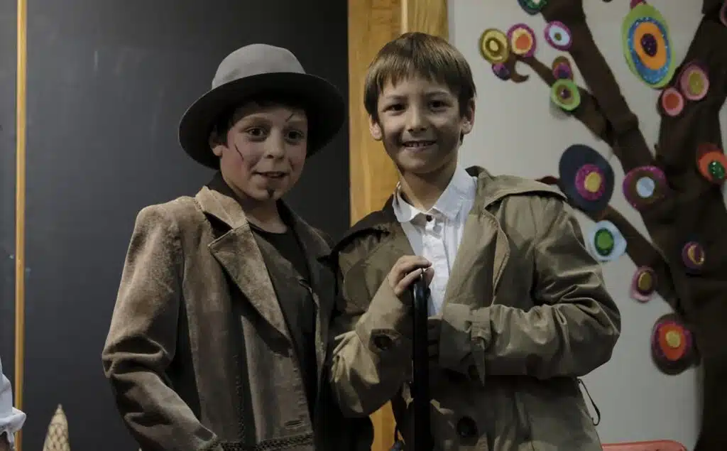 Dos alumnos en obra de teatro en Chester College