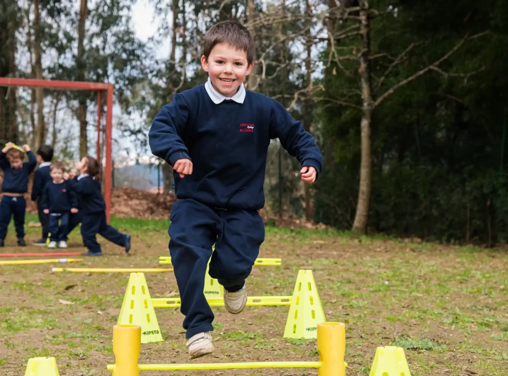 Alumno de Early Years haciendo deporte al aire libre