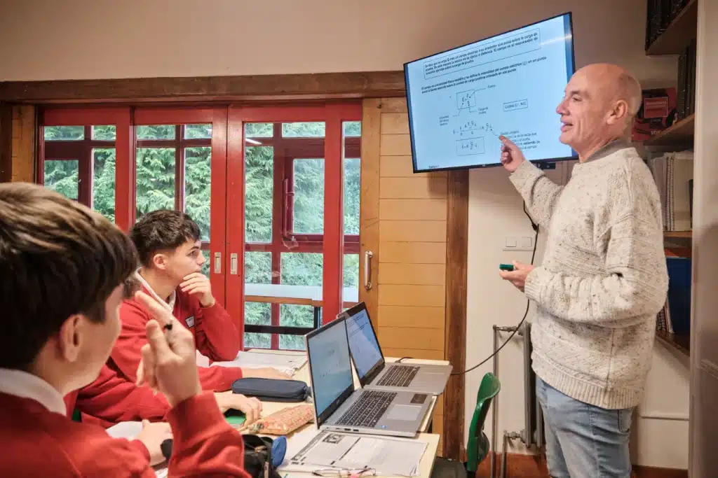 Profesor de High school durante una clase