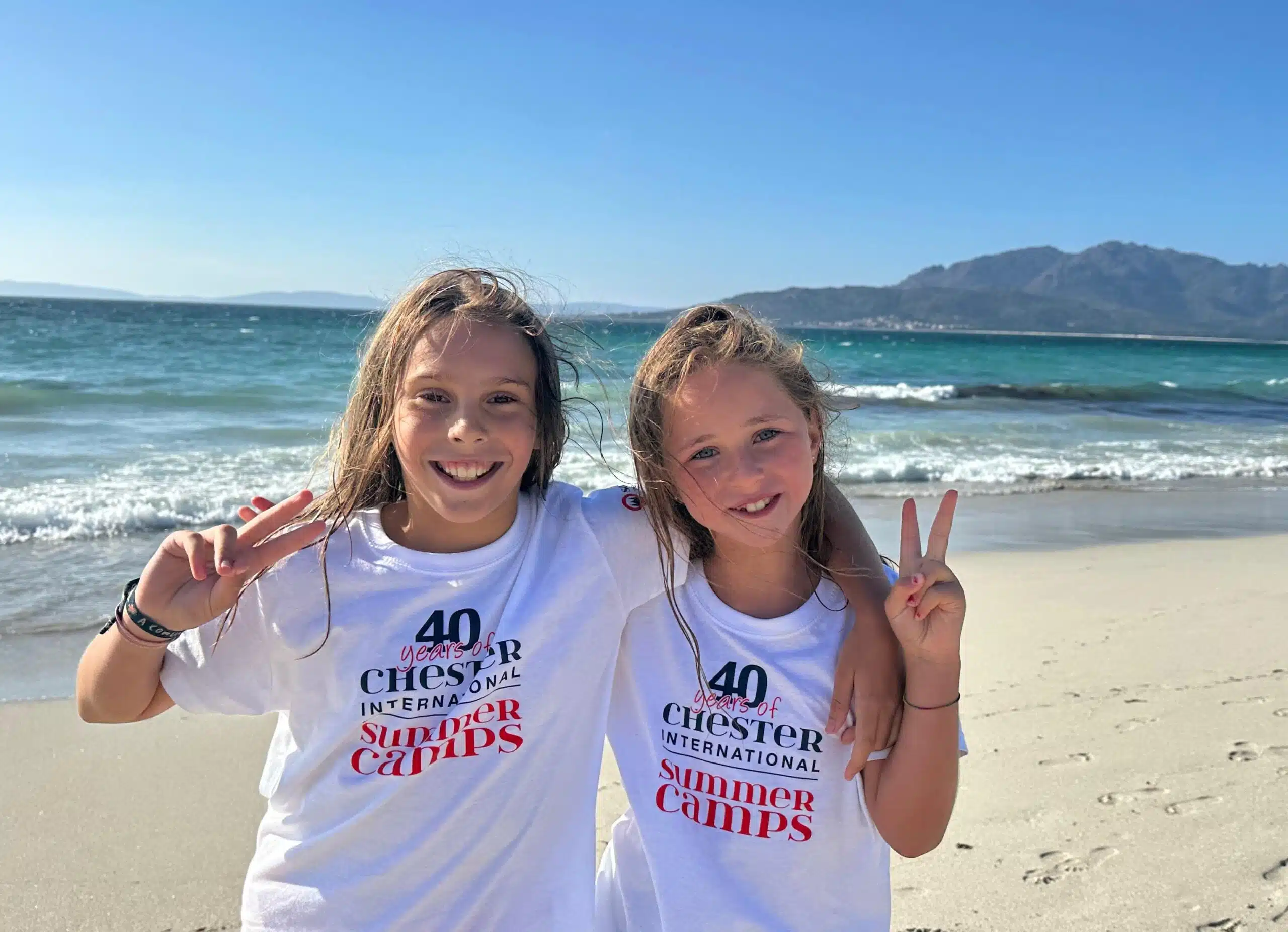 Dos alumnas en la playa sonriendo