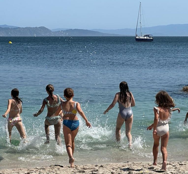 Alumnos en excursión a la playa en durante el English summer camp