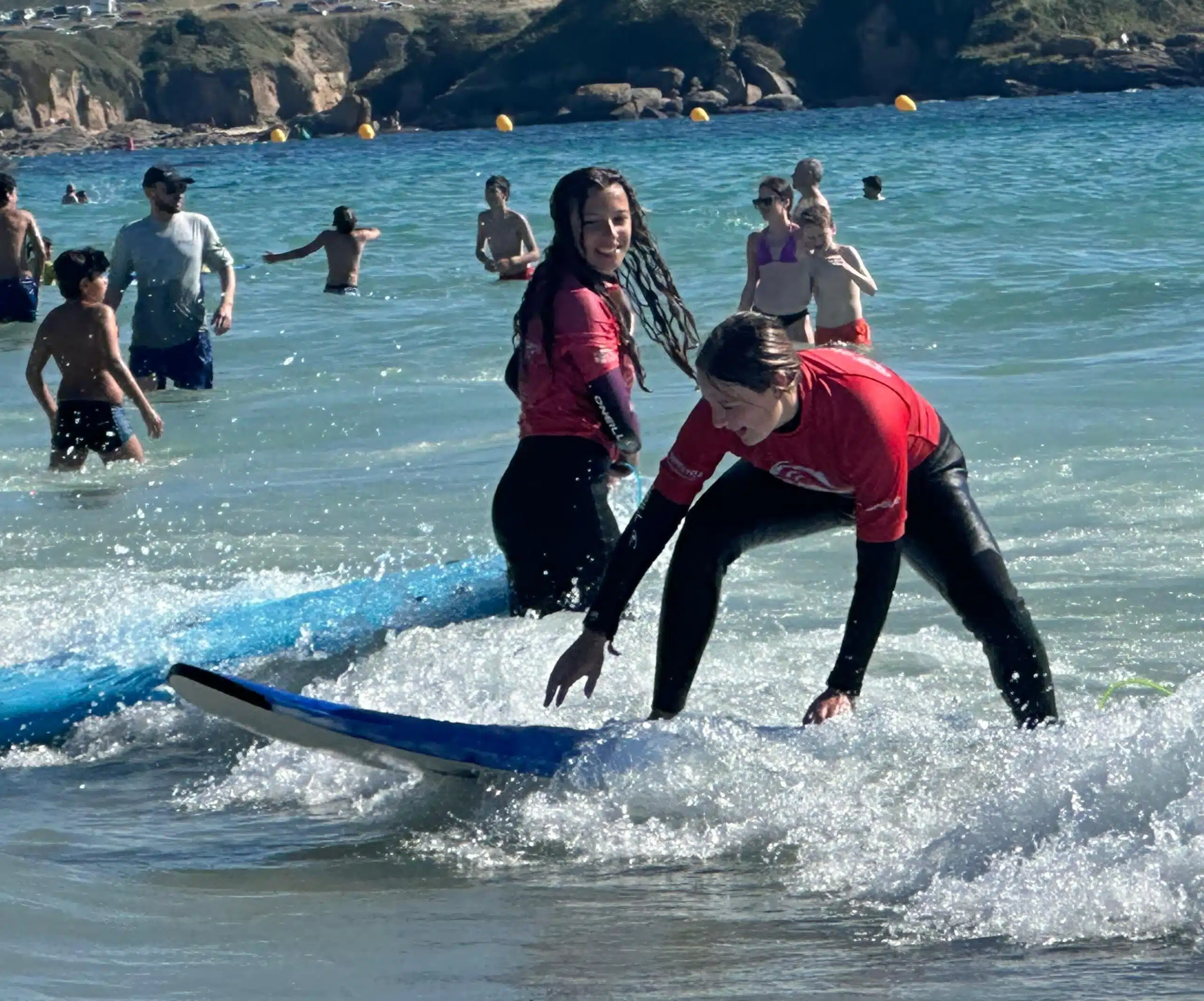 Campers haciendo surf en una actividad del English Summer Camp