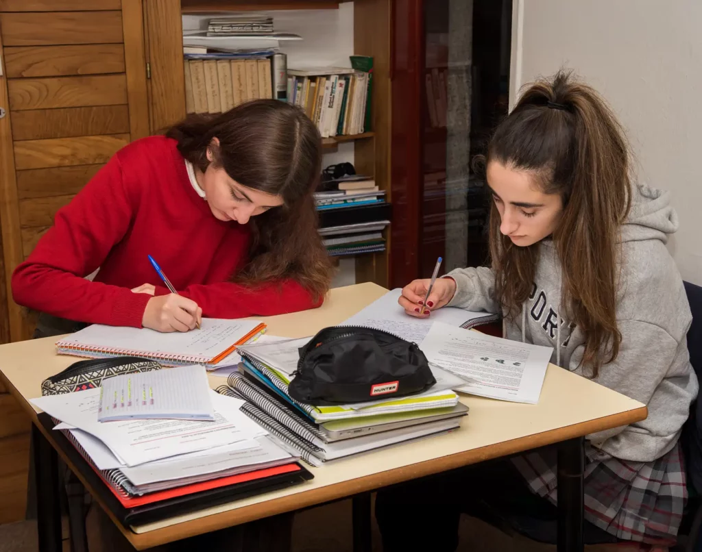 Alumnas de high school estudiando en la biblioteca