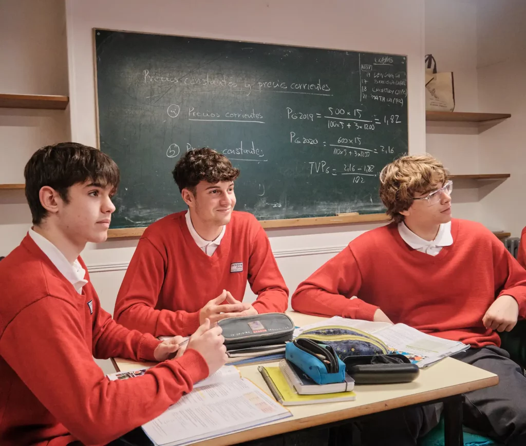 Alumnos de high school atentos en una clase