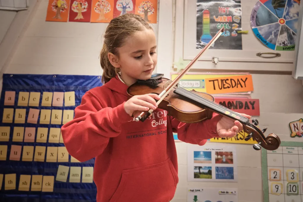 Alumna de Primary Education tocando el violín