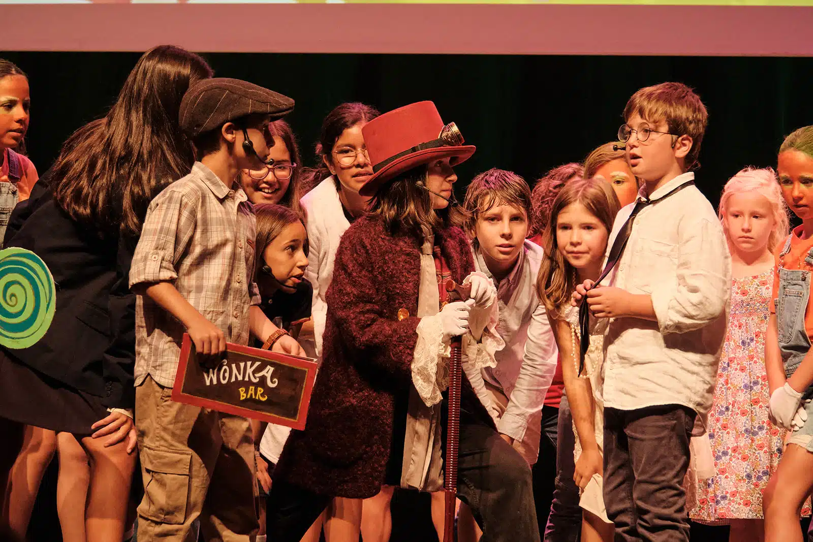 Niños actuando en musical de fin de curso