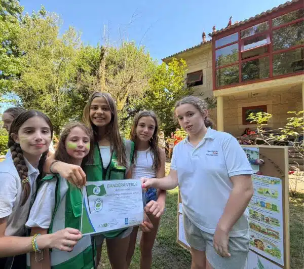 Alumnas de Chester College con el Diploma que otorga la Bandera Verde al colegio